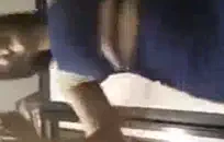 فتاة في سن المراهقة يلعب مع كس والنافورات.