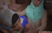 فتاة وشم تظهر قبالة لها الثدي الطبيعية الكبيرة.