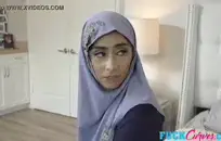 سيسي في العفة يأخذ ديك بينما في كس.