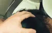 صبي صغير يستمني ويقذف على وجه امرأة سوداء.