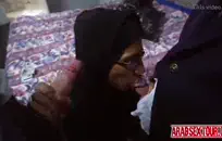 الدب السمين الموشوم ينفض للكاميرا.