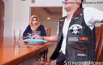 أمي الناضجة وابنة صديق مثلية هم.