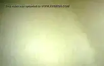 امرأة سمراء عارية مع الثدي والحمار المثالي.