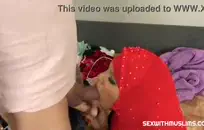 فتاة في سن المراهقة تلعب مع كس بعد الصف.