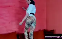 جبهة مورو مثير مع الحمار الدهون وكبير الثدي.