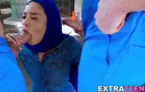 الفاسقة القذرة تحب مص الديوك الكبيرة، وهي دائمًا جشعة للمزيد.