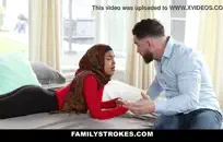 لطيف في سن المراهقة مع الحمار الكمال اللعب مع كس.