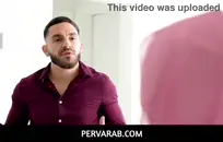 يقوم الزوج بتصوير زوجته ببلطجة سوداء.