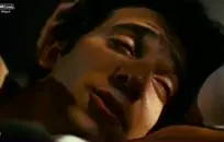 امرأة سمراء مثير في أحذية عالية الفخذ تمارس الجنس مع فرنك بلجيكي.