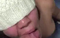 فاتنة شابة بصورة عاهرة تأخذ اثنين من الديكة الصلبة في وقت واحد.