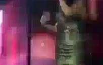 فتاة بيكيني تنشر خديها مؤخرتها مفتوحة على مصراعيها، ثم تضع إصبعها في مهبلها العصير أثناء الجلوس في المقعد الخلفي للسيارة.