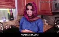 فتاة صغيرة في سن المراهقة تأخذ ديك في الحمار والفم عن قرب.