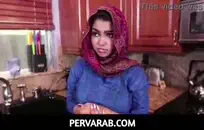 امرأة سمراء الساخنة مع كبير الثدي والحمار ضخمة في الأماكن العامة.