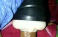 شابة سمراء تلعب مع بوسها محلوق في الحمام.