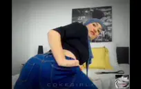 فتاة مفلس تحب ركوب الديك جيرانها بعد العمل.