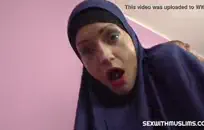 مفلس شقراء في سن المراهقة وقحة تمتص والملاعين في الصب.