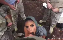 زوجة يحصل منقوع بعد الحصول على مارس الجنس من قبل الديك.