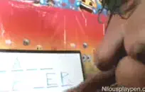 في سن المراهقة المشاغب يأخذ لها نائب الرئيس الأول على وجهها الجميل.