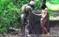 سخيف هذه امرأة سمراء الساخنة باللونين الأحمر والأسود.