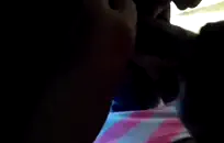 فتاة القوطي في السراويل الجلدية مارس الجنس مع لعبة.