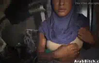 قرنية في سن المراهقة الملاعين نفسها إلى creampie دسم.