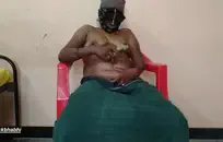 الهواة في سن المراهقة يعطي handjob في السيارة.