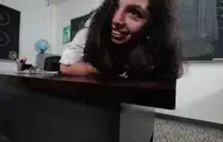 فتاة طويلة يعطي اللسان.