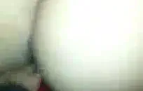 ذكر منفرد يلعب في الحمام.