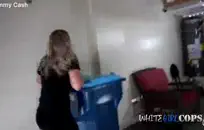 زوجة أخي لديها دسار في مؤخرتها.