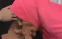 كبير الثدي الطبيعية الأم الملاعين مع ابنه.