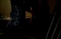 استمناء في جوارب طويلة سوداء وجوارب سوداء.