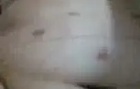 الكلبة العاهرة الشابة تأخذ الديك الوحش بينما يشاهد صديقها.