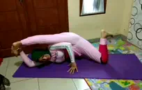 اشتعلت زوجتي تأكل كس ثم ركبت راعية البقر العكسي.