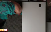 الرجل العجوز القذر ينطلق من تسمير الحمار الشاب الضيق.