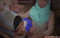 الساخنة في سن المراهقة مع كبير الثديين الملاعين اسلوب هزلي.