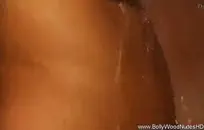 في سن المراهقة يحصل مارس الجنس من قبل زوجها في المنزل.