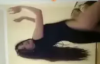 فتى صغير يتبول عندما يكون صديقه في المنزل.