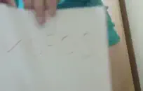 يلعب لطيف في سن المراهقة مع الحمار والديك.