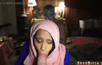 أمارس الجنس مع دسار وفرك بطني على كرسي.