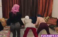 الأمهات دائمًا في مزاج لممارسة الجنس الجماعي الصغير