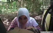 كبيرة الحلمه في سن المراهقة كارا ساندر لديها بعض المرح مع لعبتها.