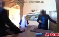 في سن المراهقة مع كبير الثدي يحب أن يفرك كس.